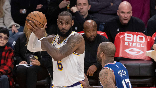 LeBron James cerca de ser el máximo anotador de la historia de la NBA